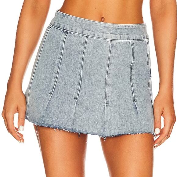 superdown Thalia Pleated Denim Mini Skirt in Light Acid Wash NWOT Size Small - Picture 2 of 4